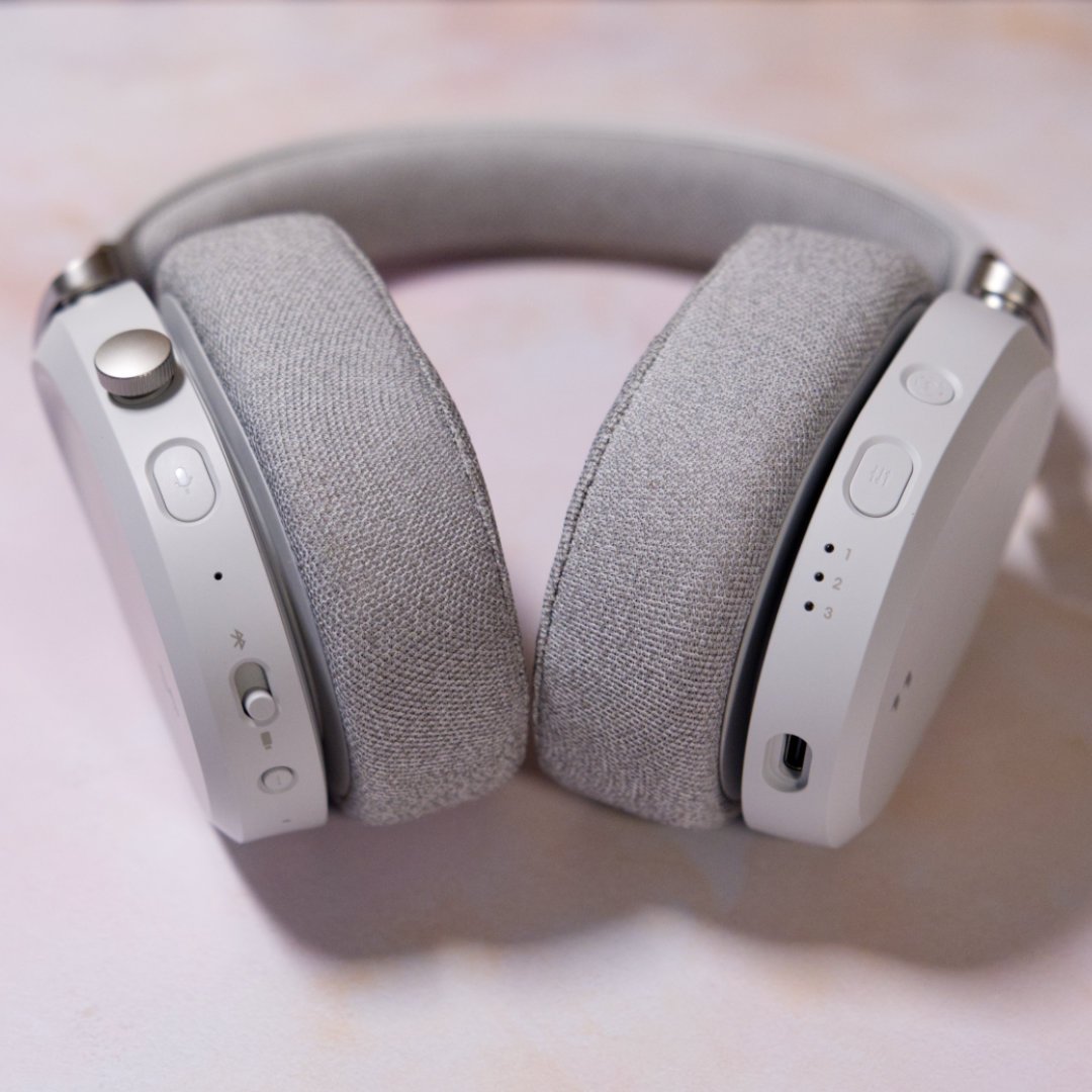 Fractal Design Scape side buttons on the left and right ear cup.
