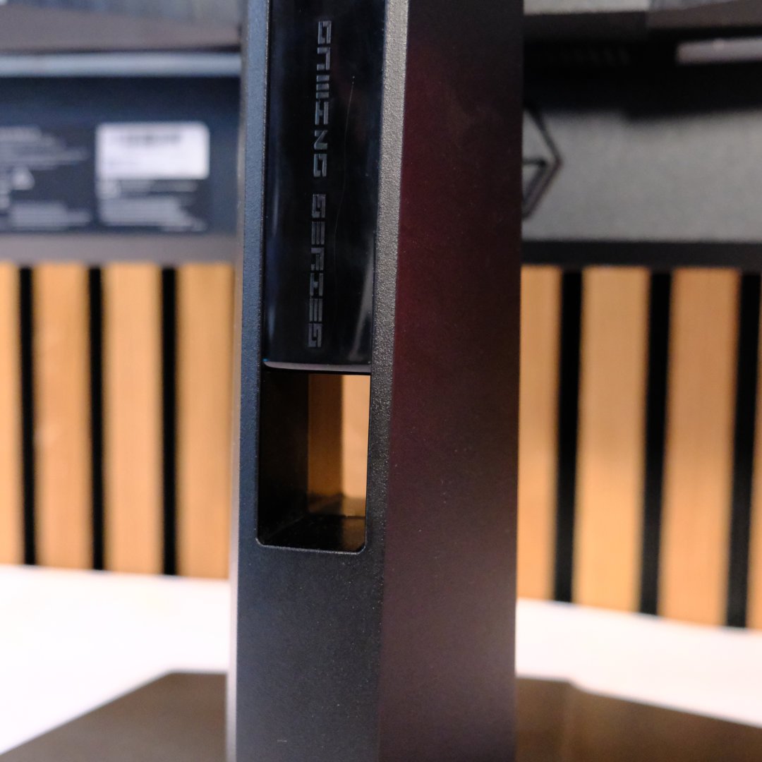 MSI MPG 272URX QD-OLED cable routing keyhole - rear.