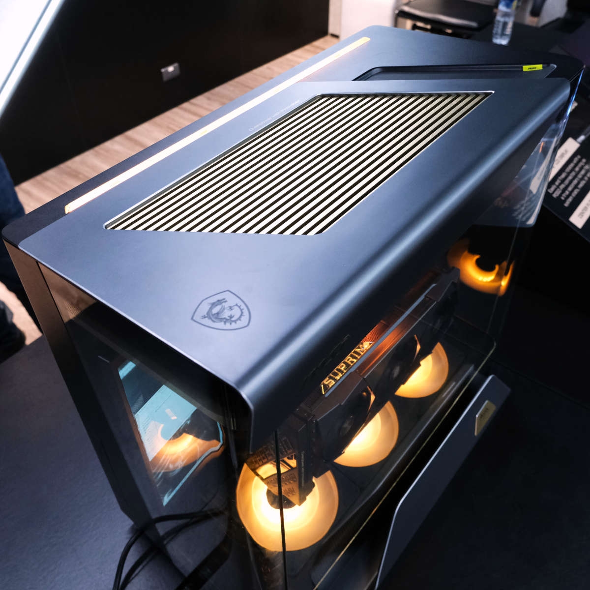 MSI Maestro 900L PZ chassis top panel.