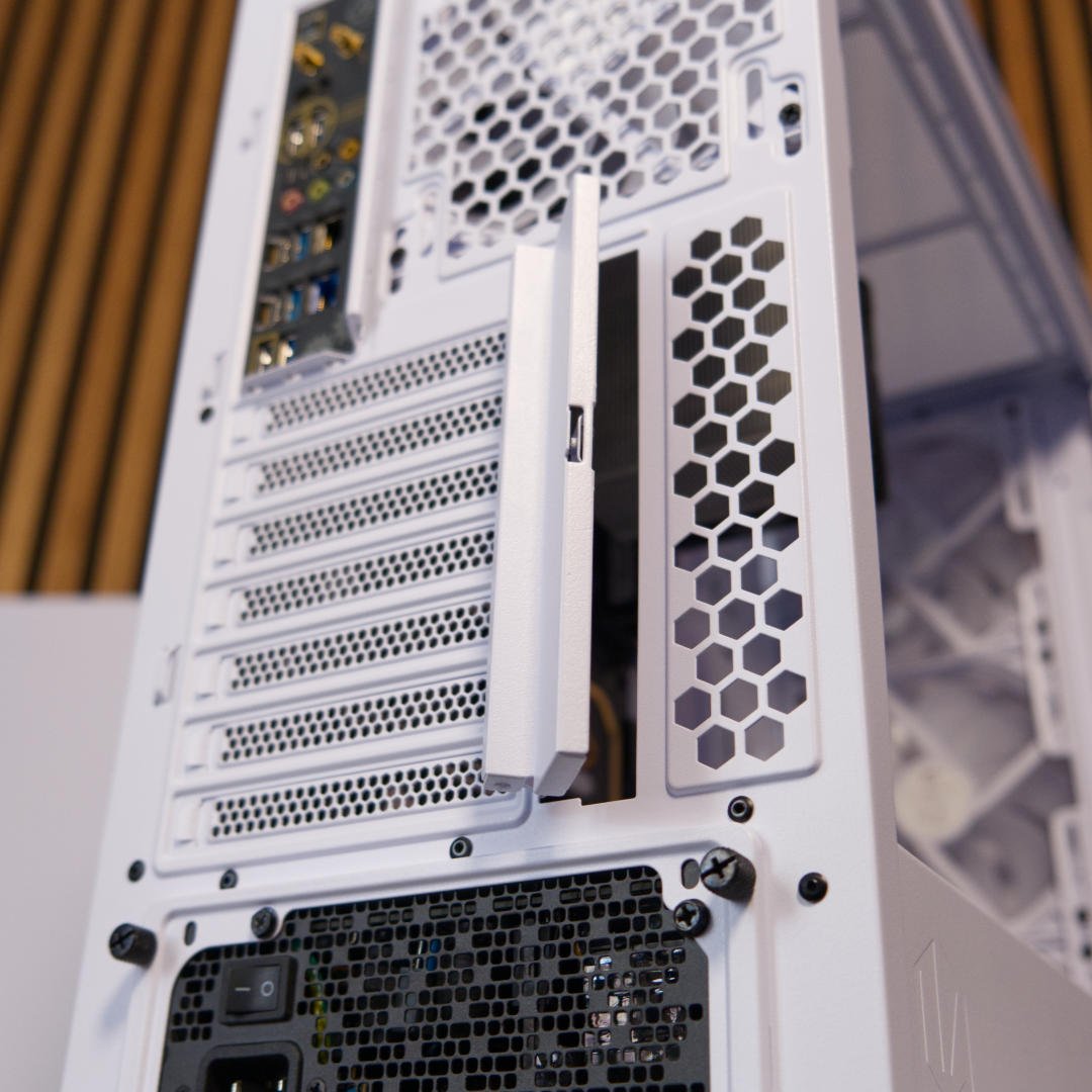 Endorfy Arx 700 White ARGB expansion slot cover.