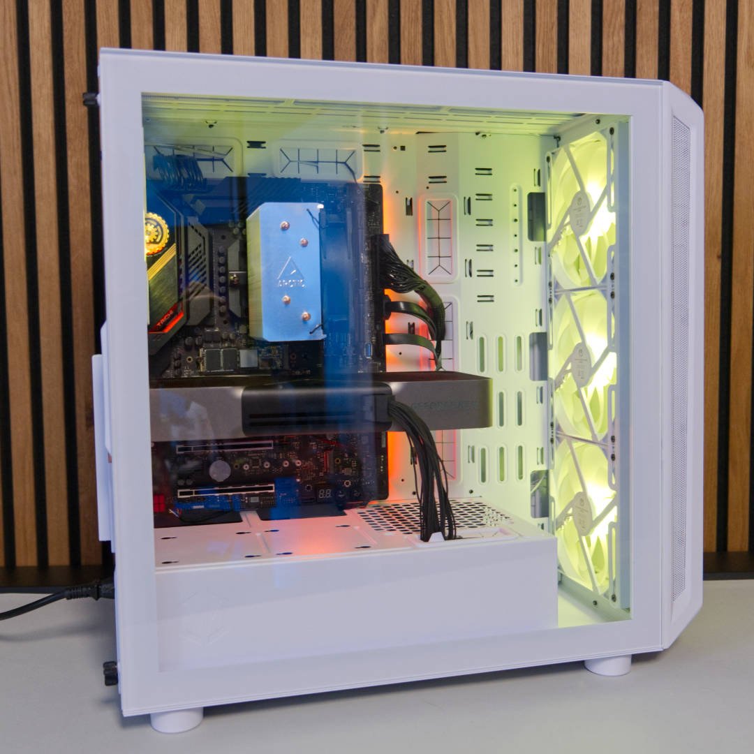 Endorfy Arx 700 White ARGB shining green lighting.