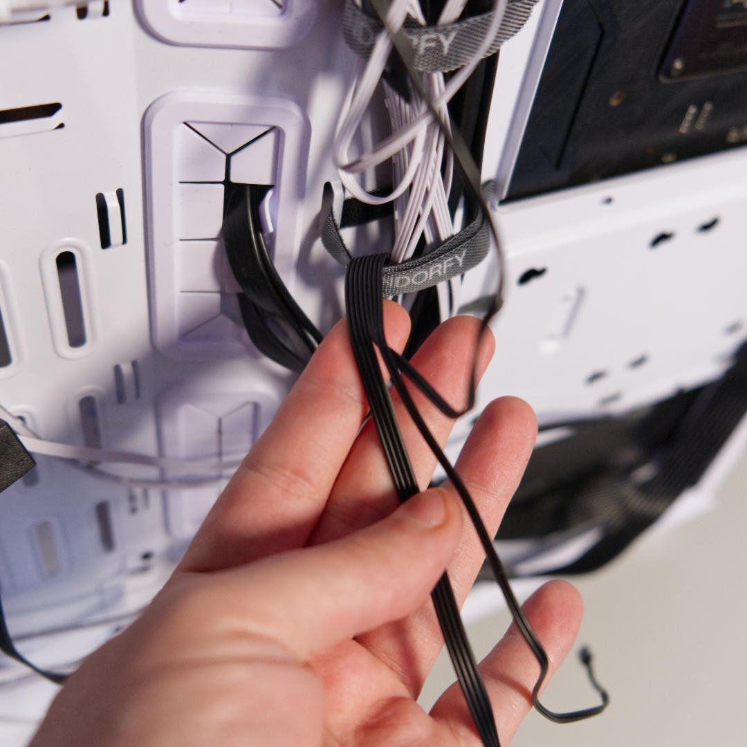 Endorfy Arx 700 White ARGB power cable split.