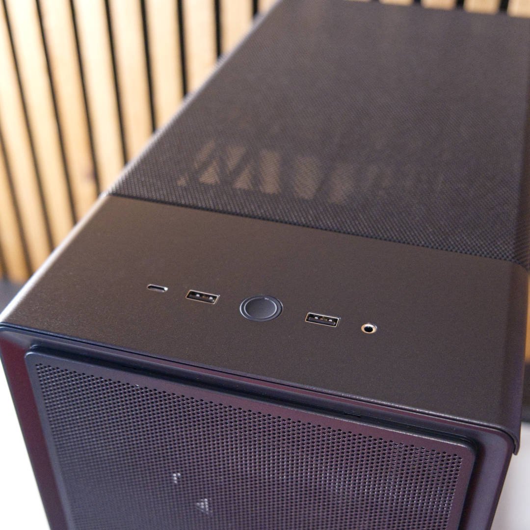 Fractal Design Epoch top I/O.