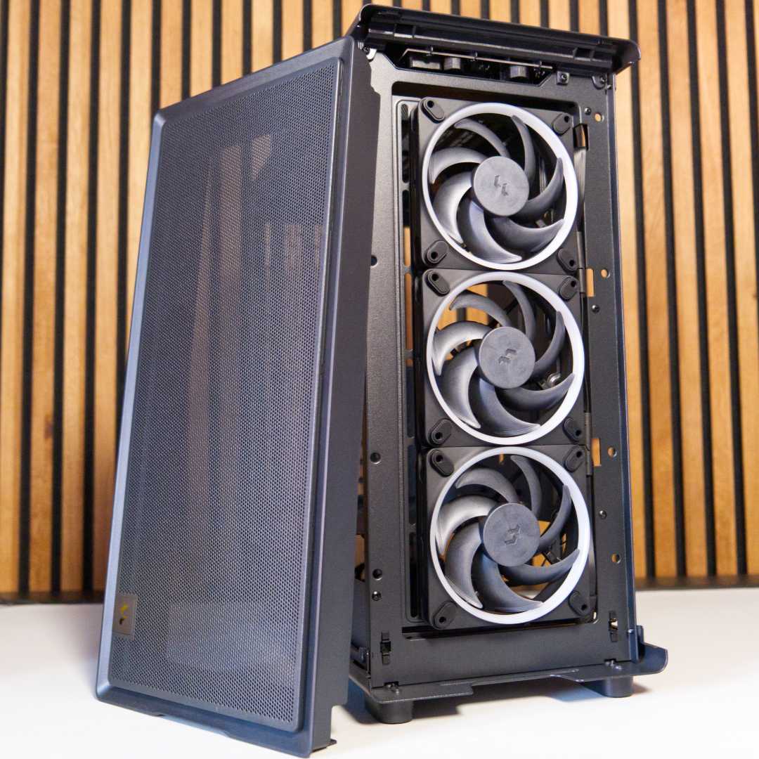 Fractal Design Epoch front panel off.