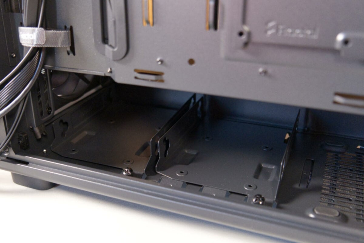 Fractal Design Epoch PSU shroud HDD trays.