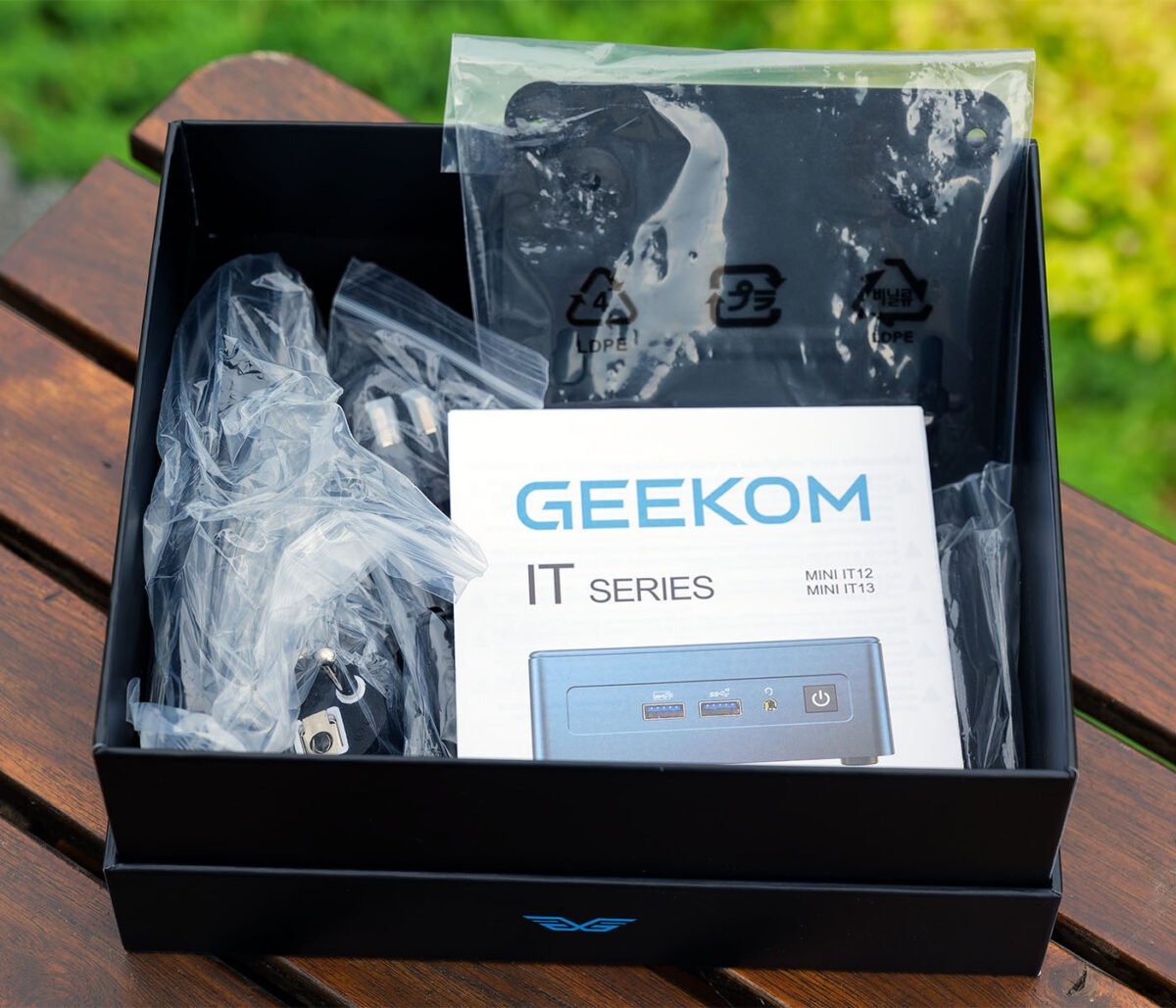 Geekom IT12 2025 Edition Unboxing - Manual and Accessories