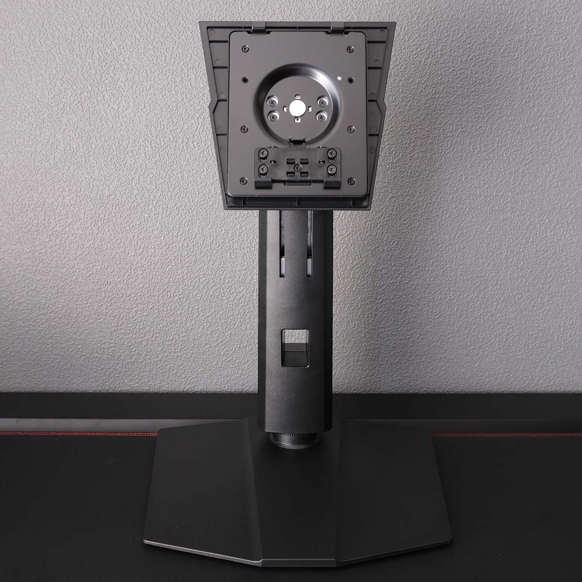 Wide shot of the stand included with MSI MAG 272QP QD-OLED X50.
