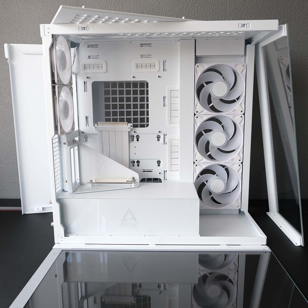 A side-on view of Arctic Xtender VG, with all panels of the case resting against it.