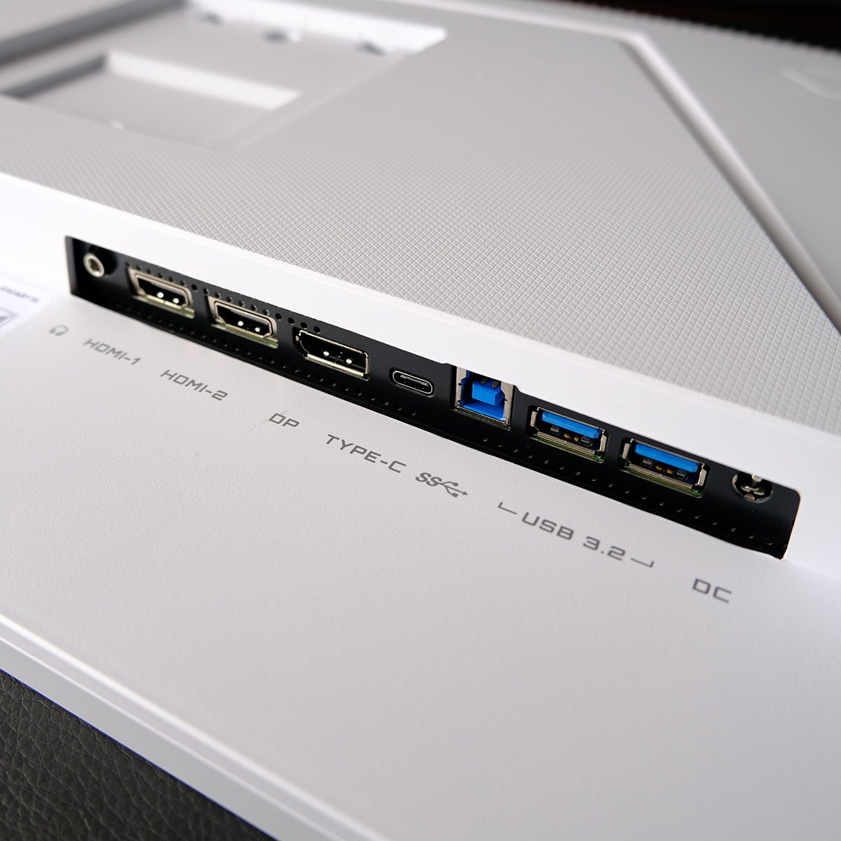 The ports of Gigabyte M27QA Ice gaming monitor.