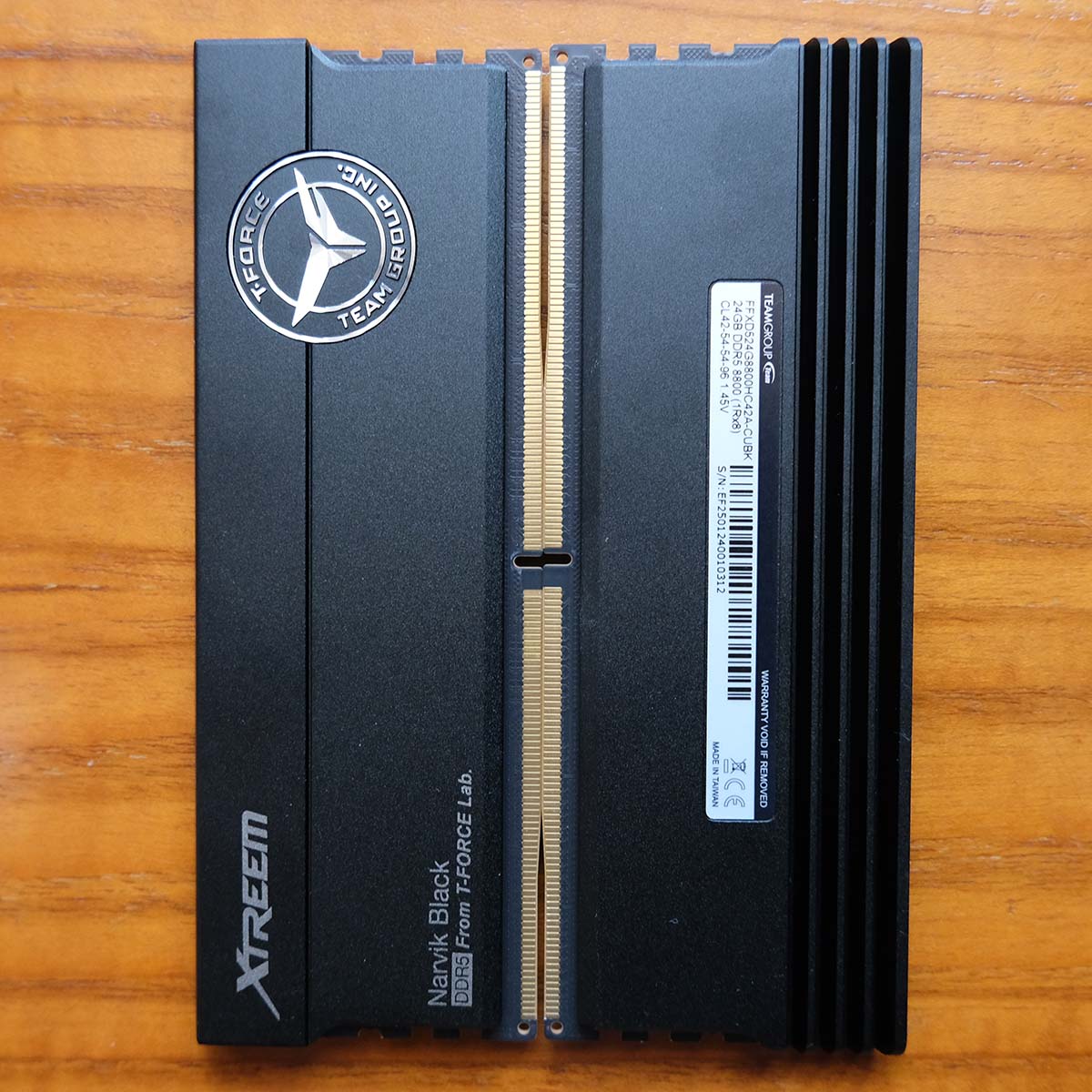 A top-down view of T-Force Xtreem CKD DDR5, with one DIMM facing upward (left) and the other downward (right).