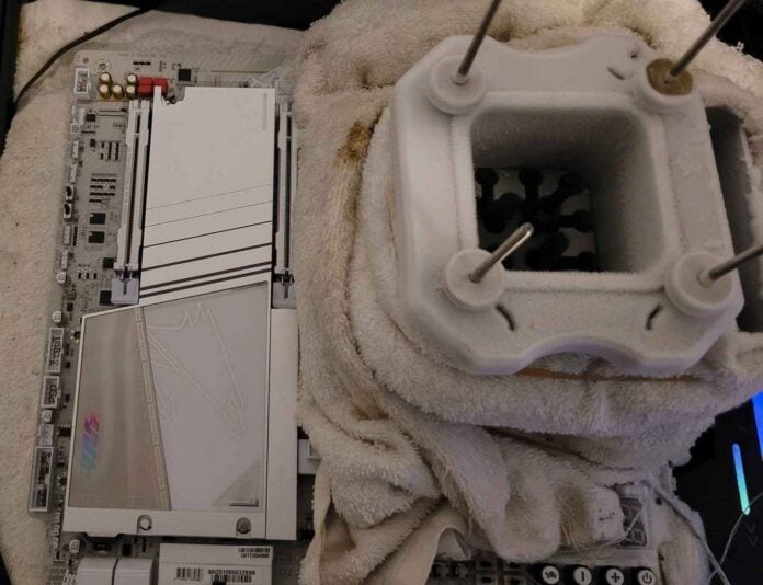 SaltyCroissant DDR5 overclocking rig.