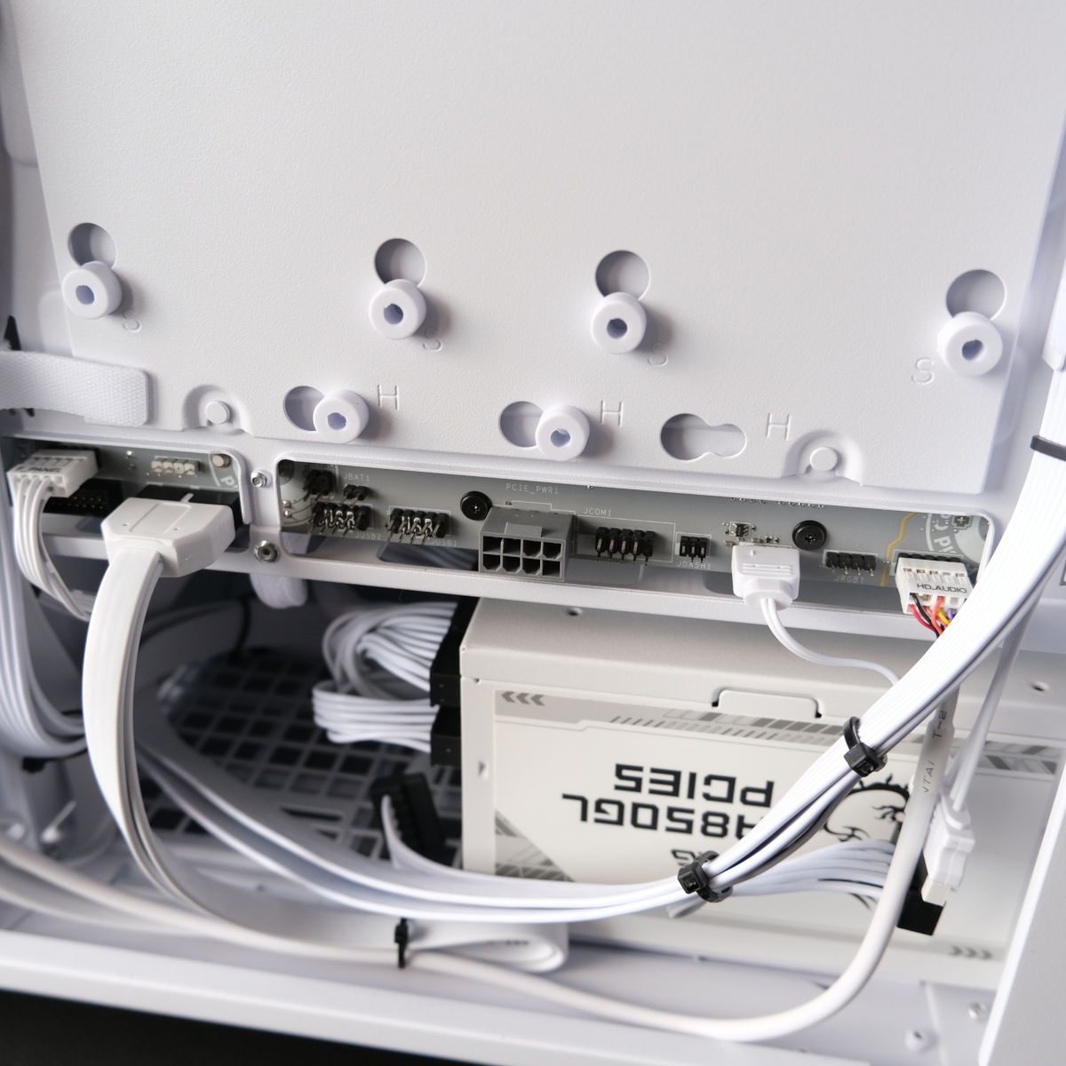 A shot of MAG A850GL PCIe5 White, tucked inside Novatech Reign Sentinel underneath cables.