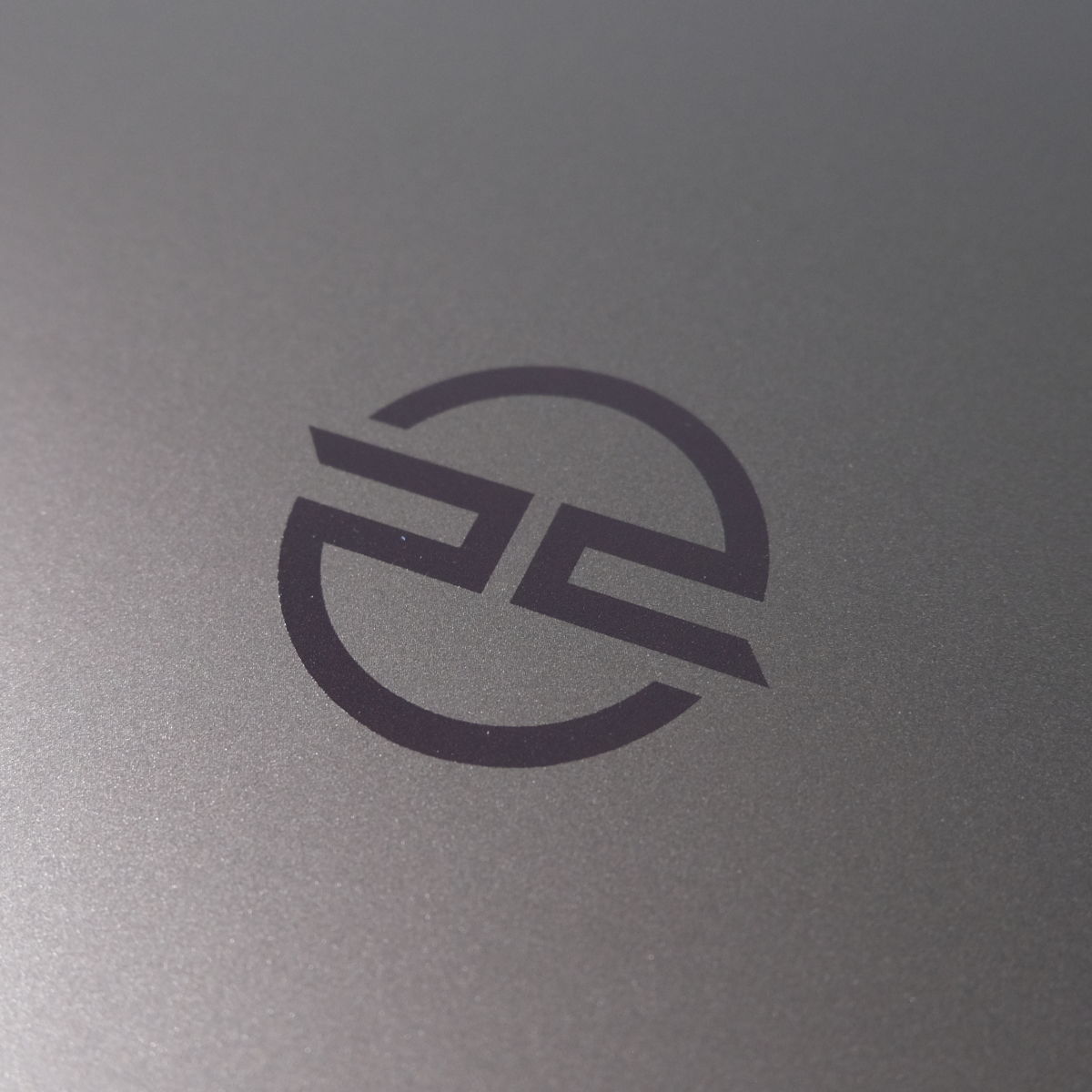 A close up of the logo atop the lid of PCSpecialist Defiant 16.