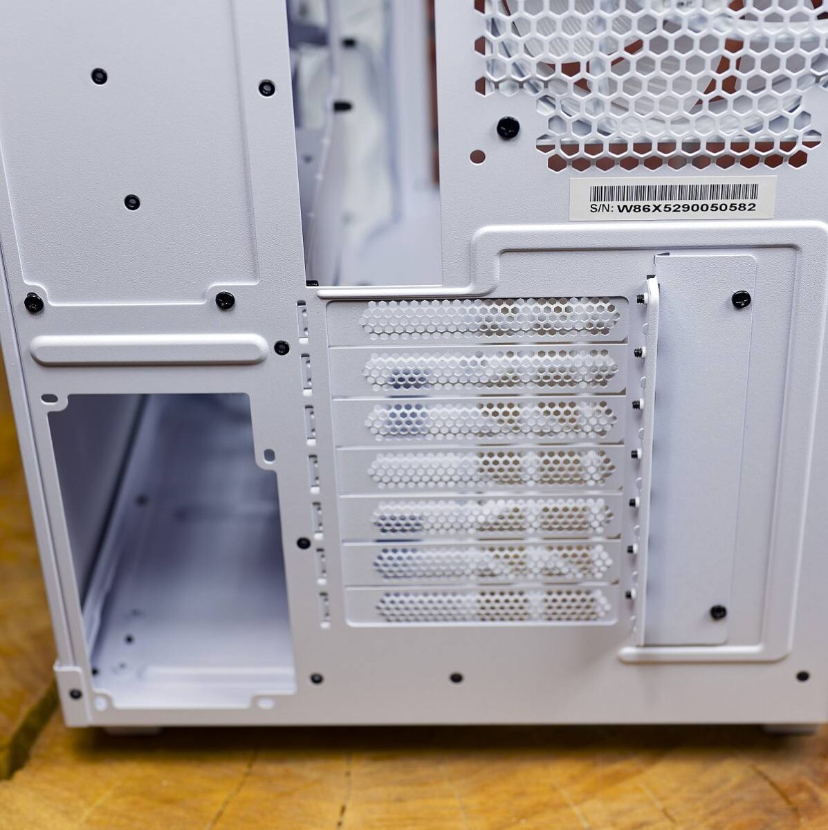 be quiet! Light_Base 500 LX Exterior, rear, peripherals slots, 7 slots