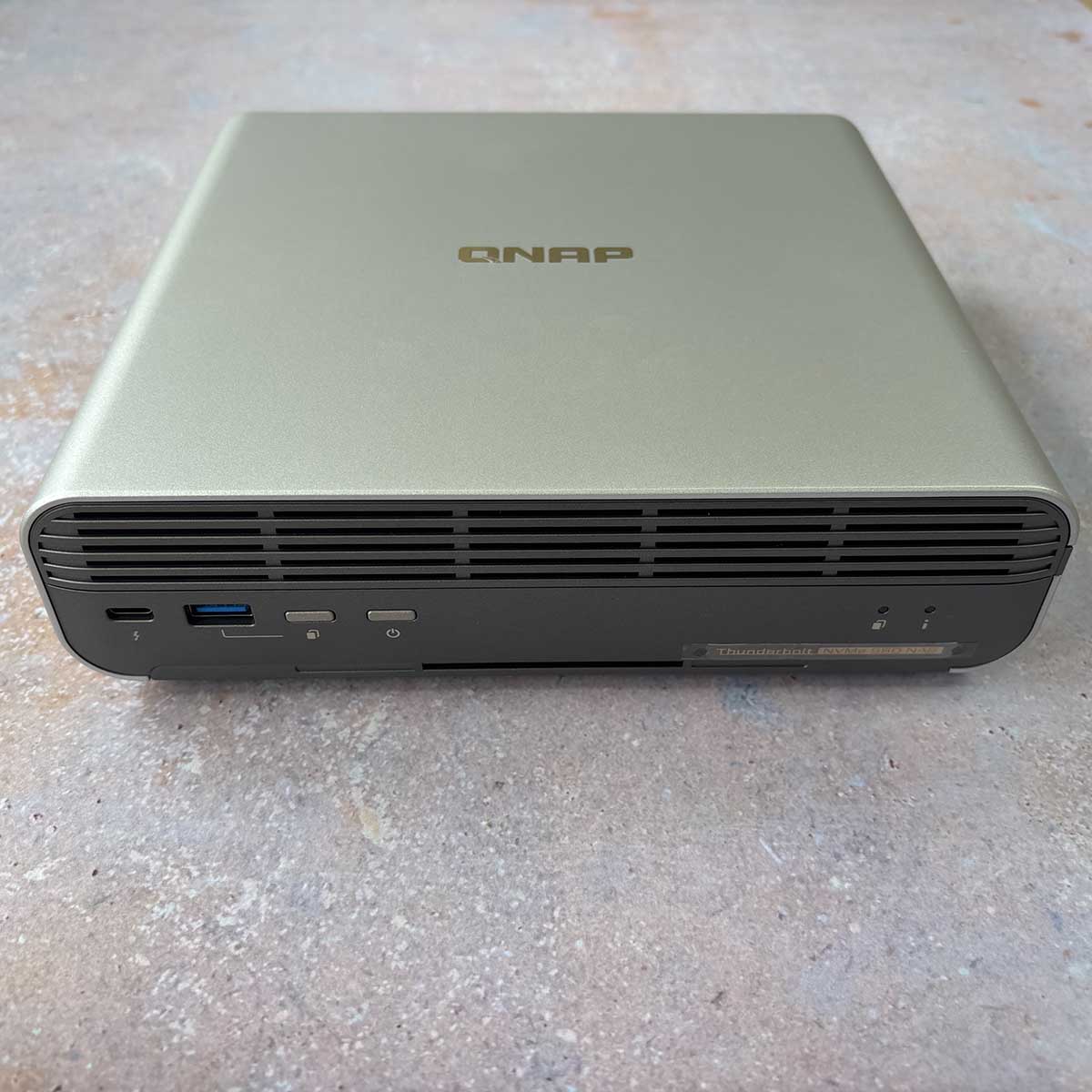 A picture of the QNAP E1.S SSD unit from the front.