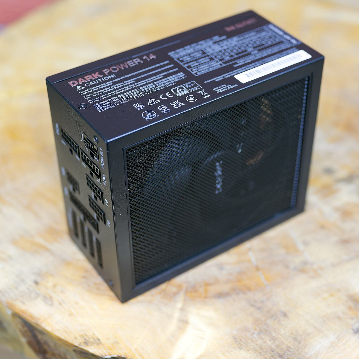 BQ Dark Power 14 1000W external, on a wooden table