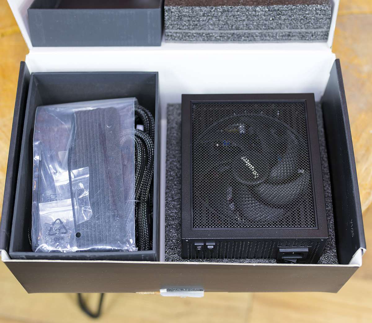 BQ Dark Power 14 1000W accesories/cables, on a wooden table, PSU, power supply unit