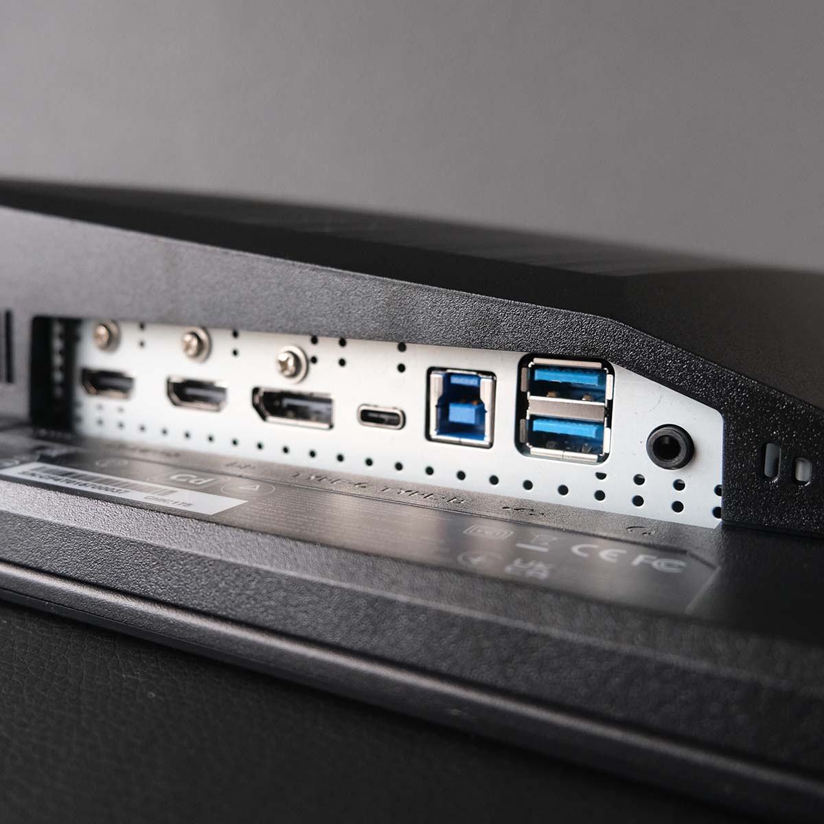 The display inputs and USB ports of MSI MPG 271QR QD-OLED X50.