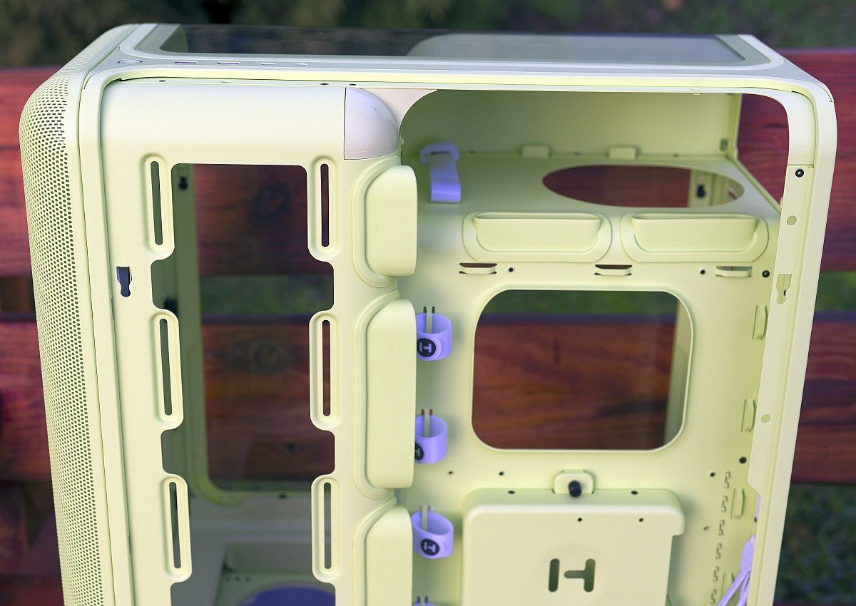 Hyte X50 back side, overall view