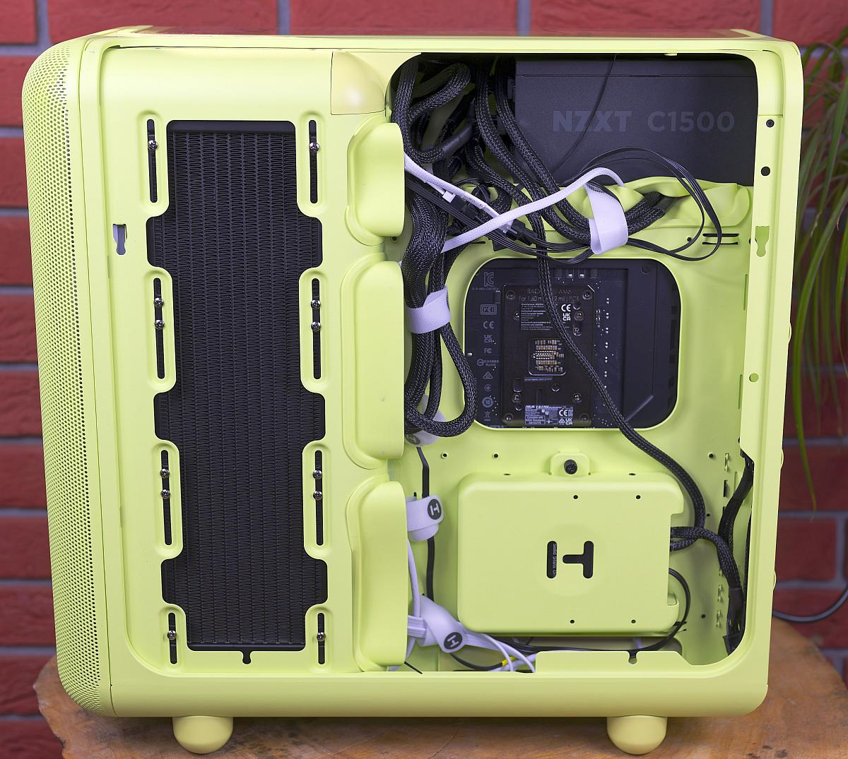 Hyte X50 back, cable management