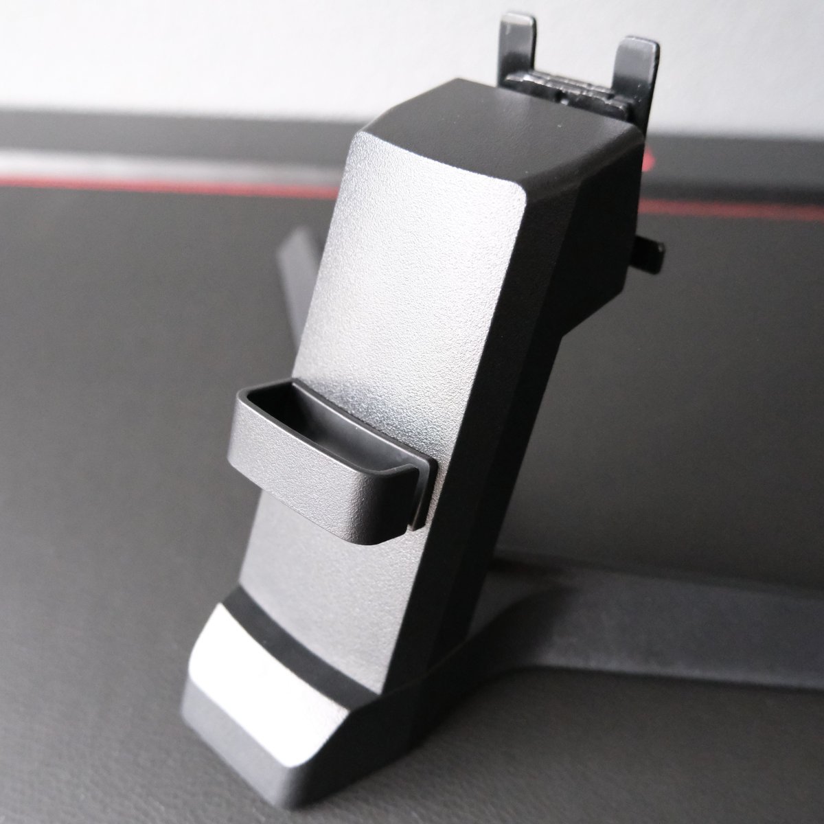 A close-up of the cable management on G-Master G2741QSU-B1.