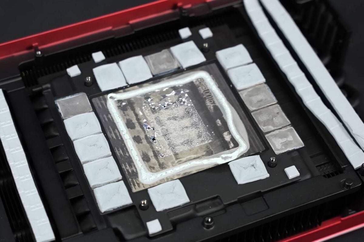 Asus ROG Matrix Platinum RTX 5090 - liquid metal frame.