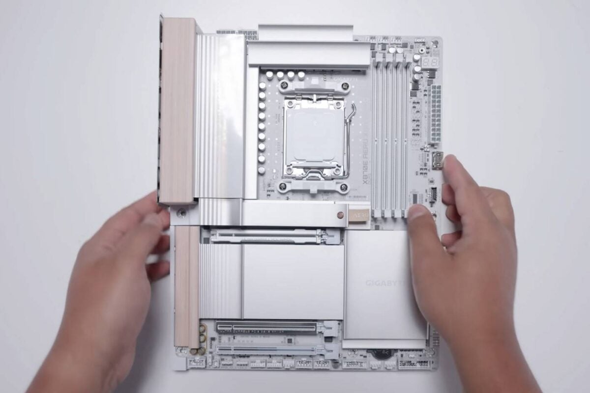 Gigabyte X870E Aero X3D Wood.