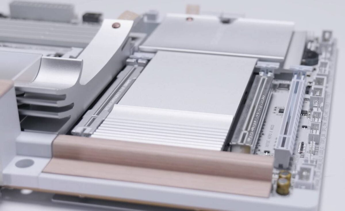 Gigabyte X870E Aero X3D Wood - PCIe slots.