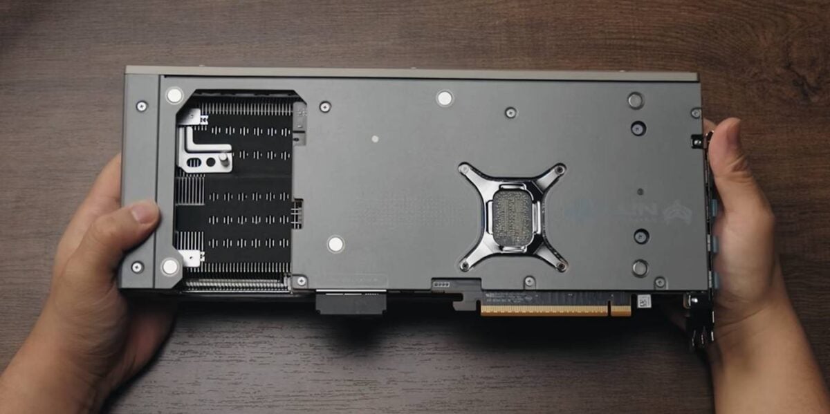 Sapphire RX 9070 XT Phantom Link - back.