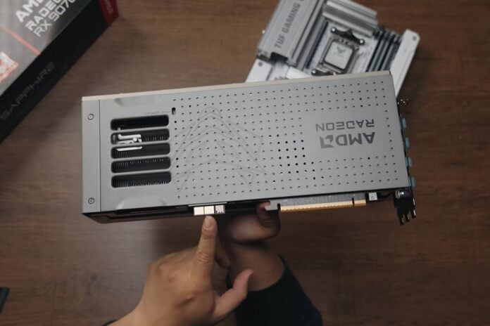 Sapphire RX 9070 XT Phantom Link - power connector.