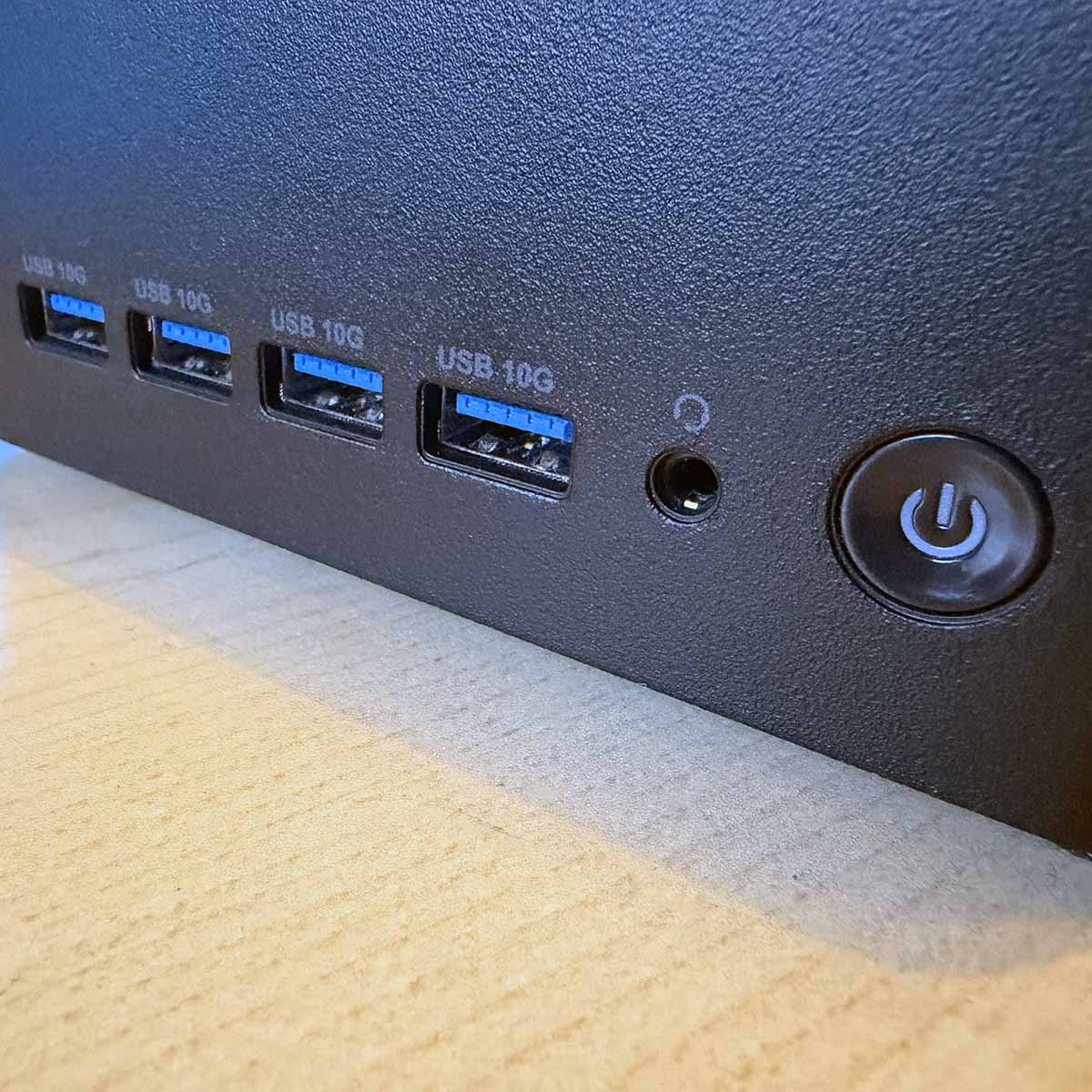 MSI Cubi Z AI 8M review: front ports from right