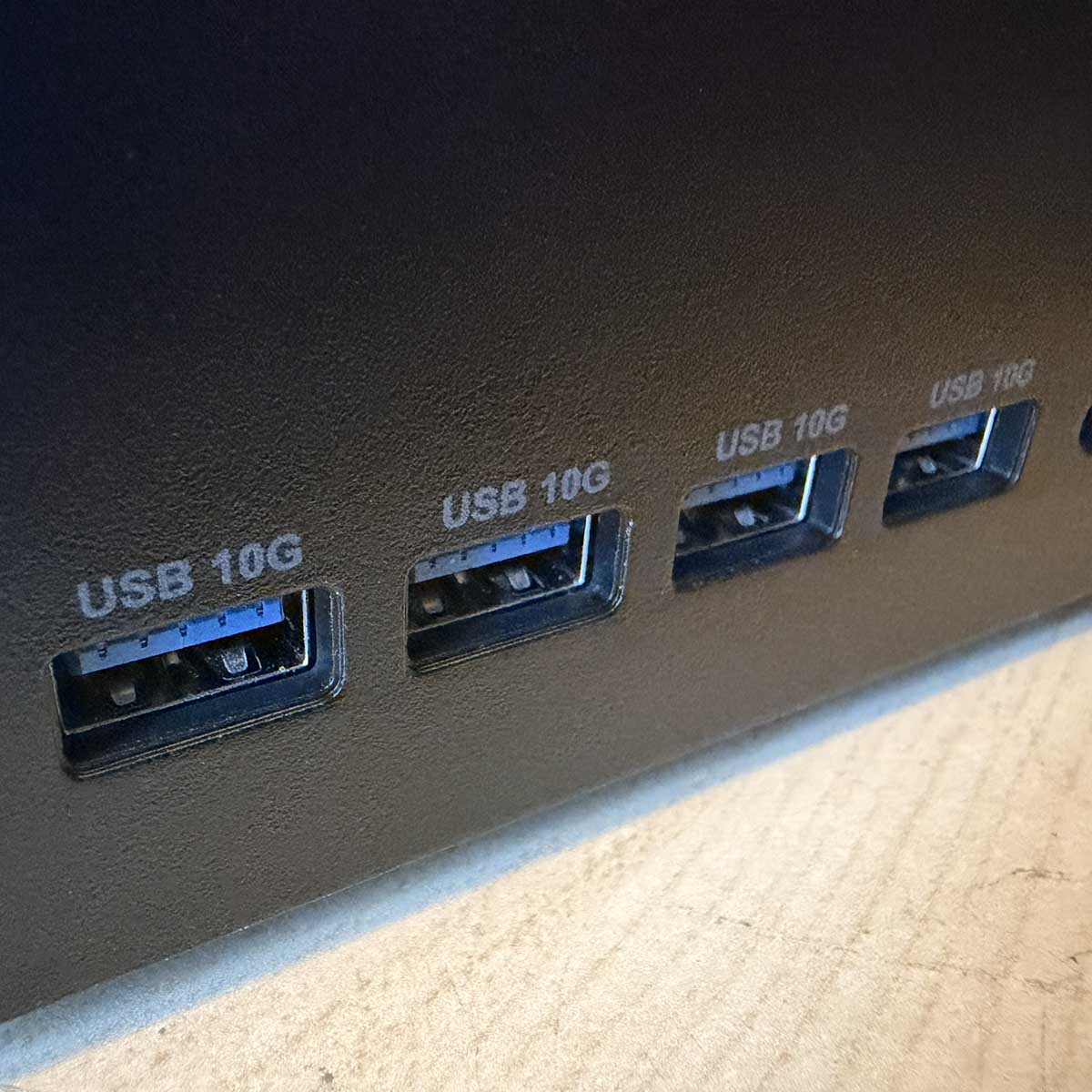 MSI Cubi Z AI 8M review: front ports from left