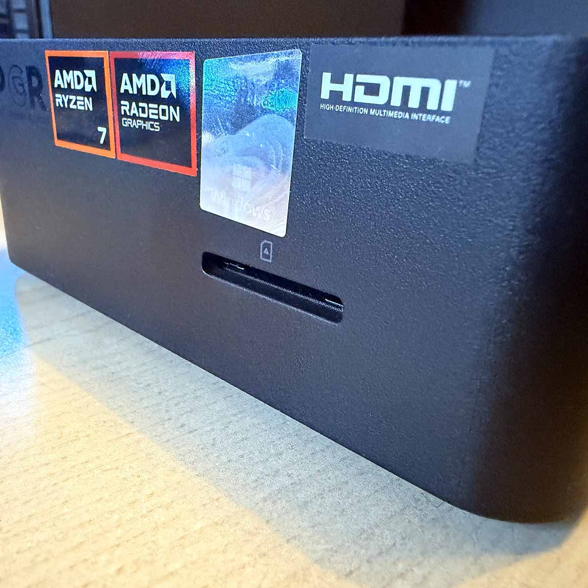 MSI Cubi Z AI 8M review: SD card reader