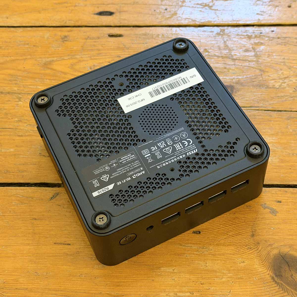 MSI Cubi Z AI 8M review: Bottom panel