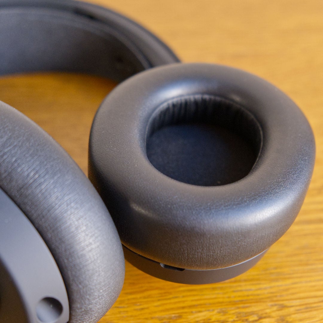 SteelSeries Arctis Nova Elite leatherette earpads