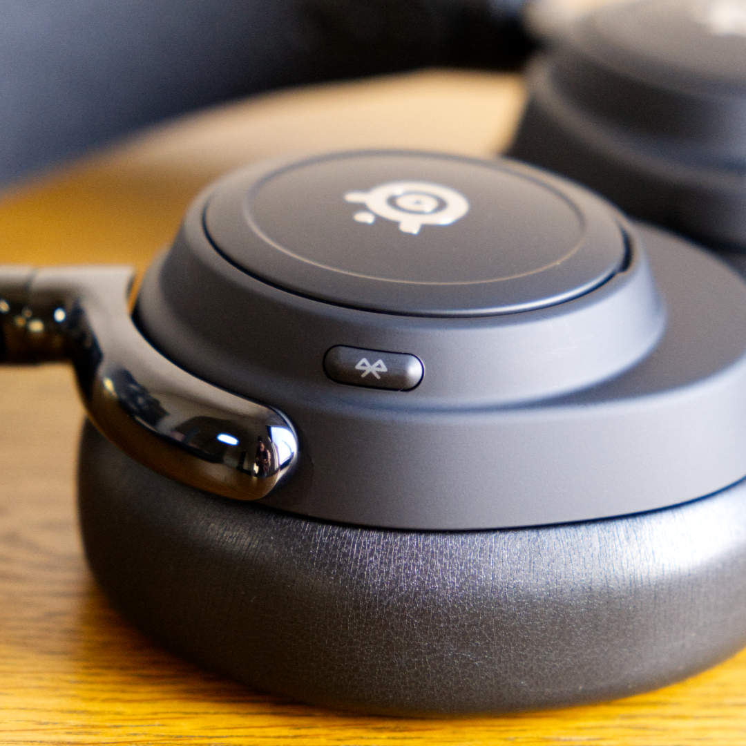 SteelSeries Arctis Nova Elite right earcup Bluetooth button