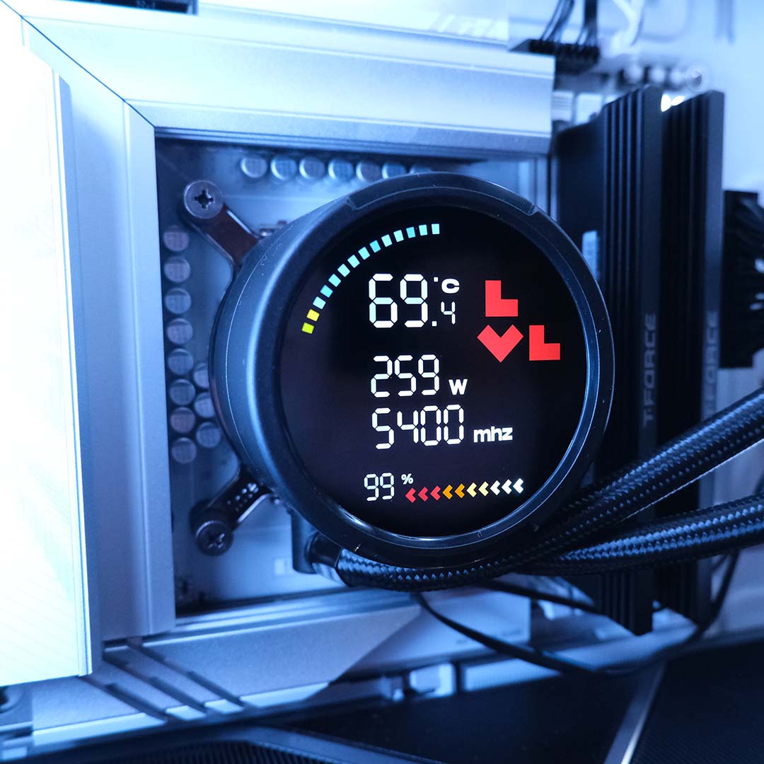 A close-up of the LCD display atop the Levelplay Combat Liquid 360 HUD's pump.
