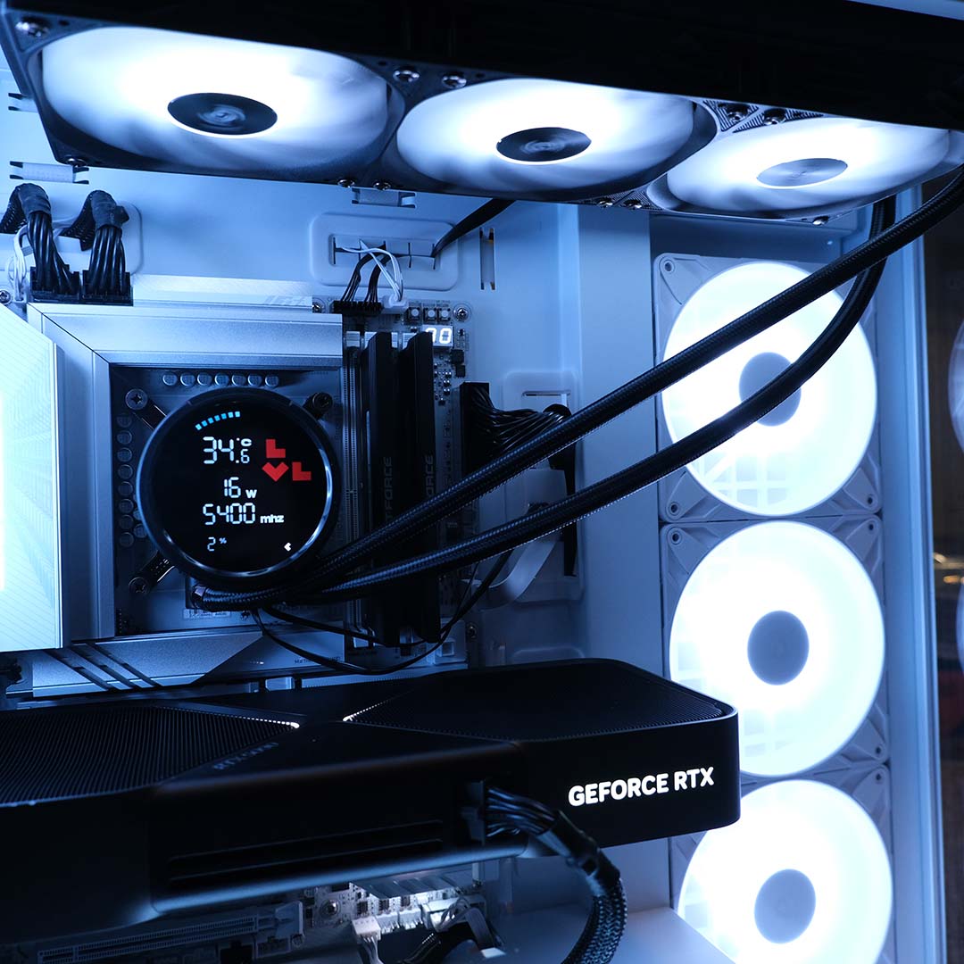 A wide shot of the Levelplay Combat Liquid 360 HUD inside a PC case, highlighting a tight tube.
