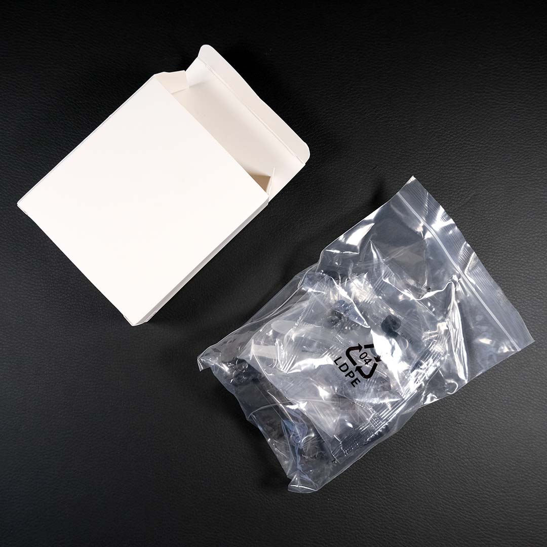 A close-up of the box (left) and bags (right) of accessories that come with the Levelplay Combat Liquid 360 HUD.