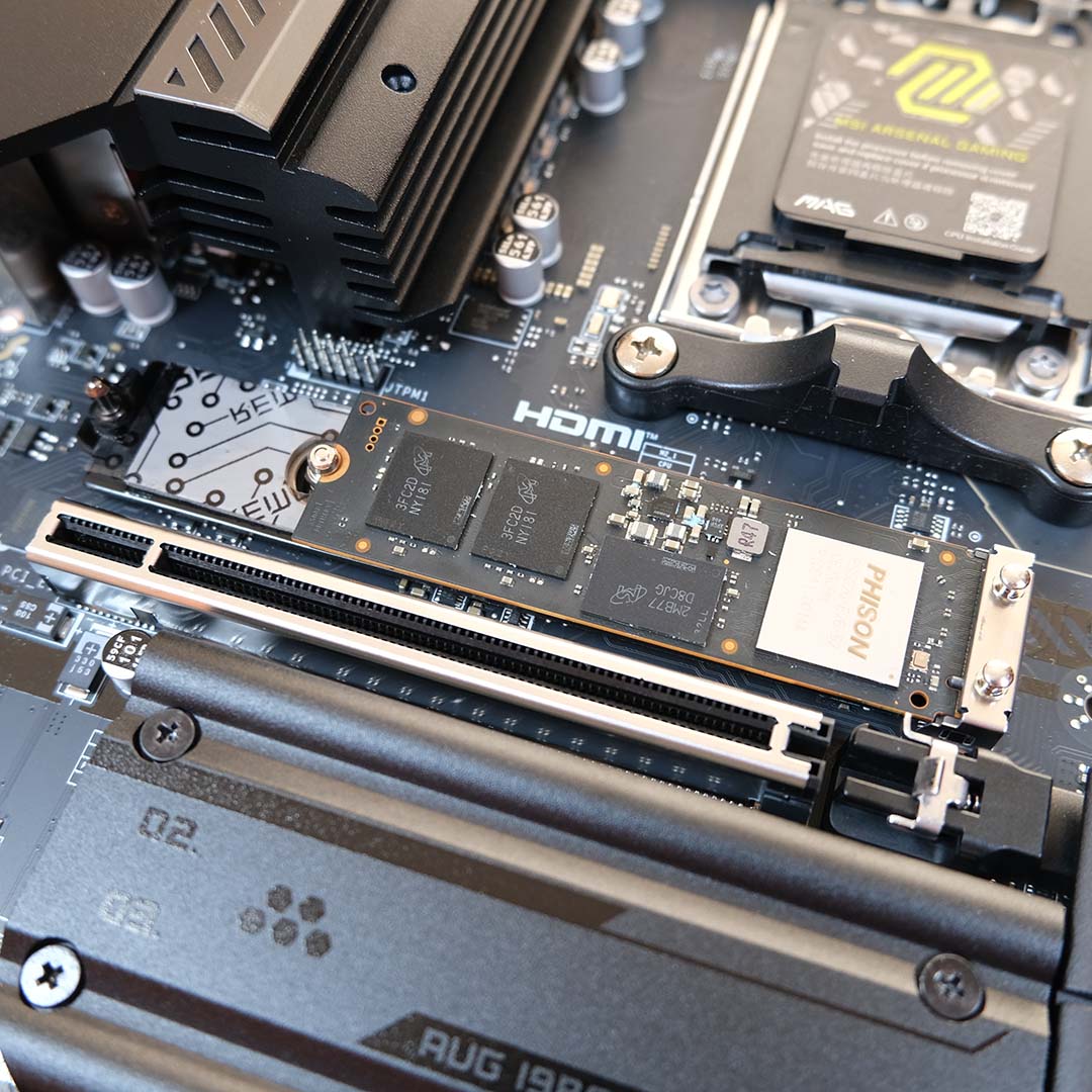 A Crucial T700 lies installed in the primary M.2 slot.