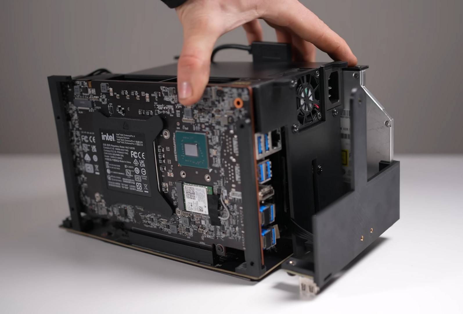 This modder turned an Xbox Series X into an RTX 5060 gaming PC ...