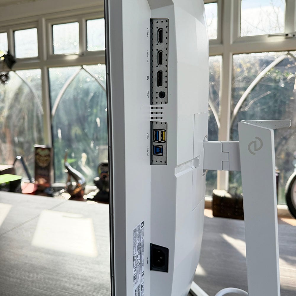 Philips Evnia 27M2N6501L ports on bottom edge