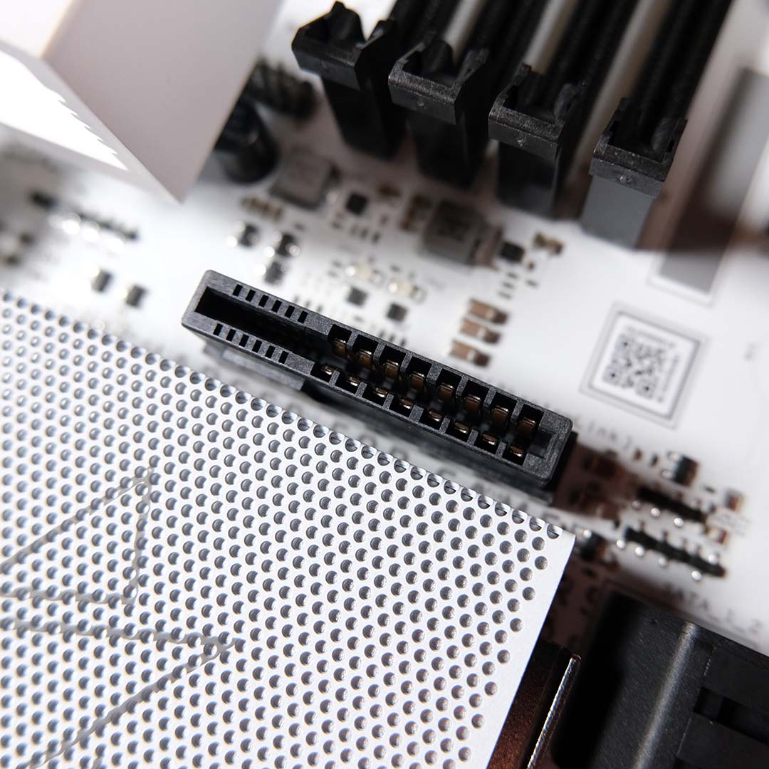 A close-up of the GC-HPWR connector on the Sapphire Nitro+ X870EA PhantomLink Polar Edition.