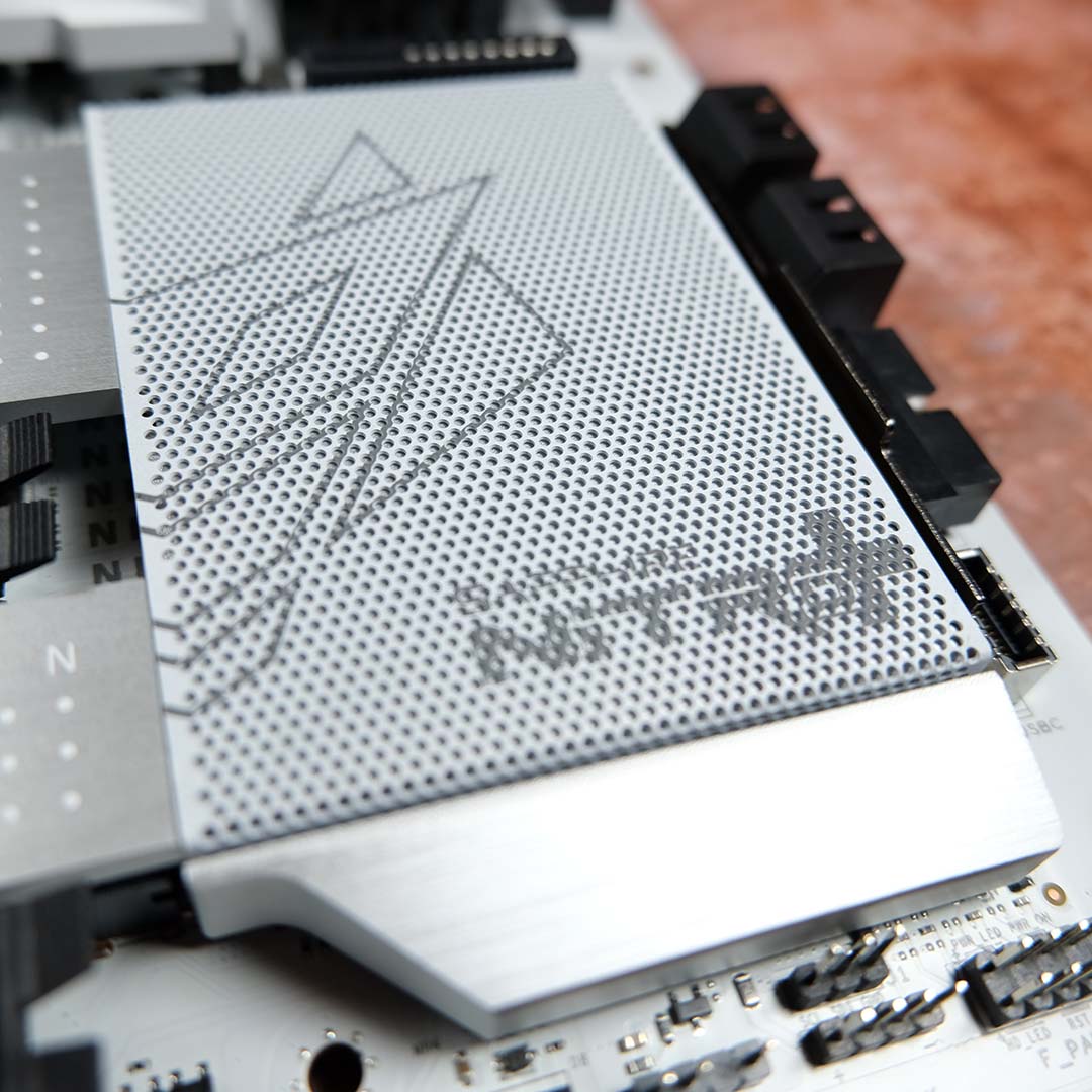 A close-up of the logo on the Sapphire Nitro+ X870EA PhantomLink Polar Edition chipset heatsink.