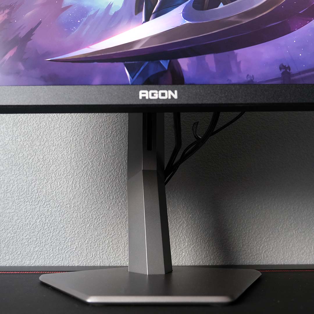 Cable management on the AOC Agon Pro AG276QSG2.