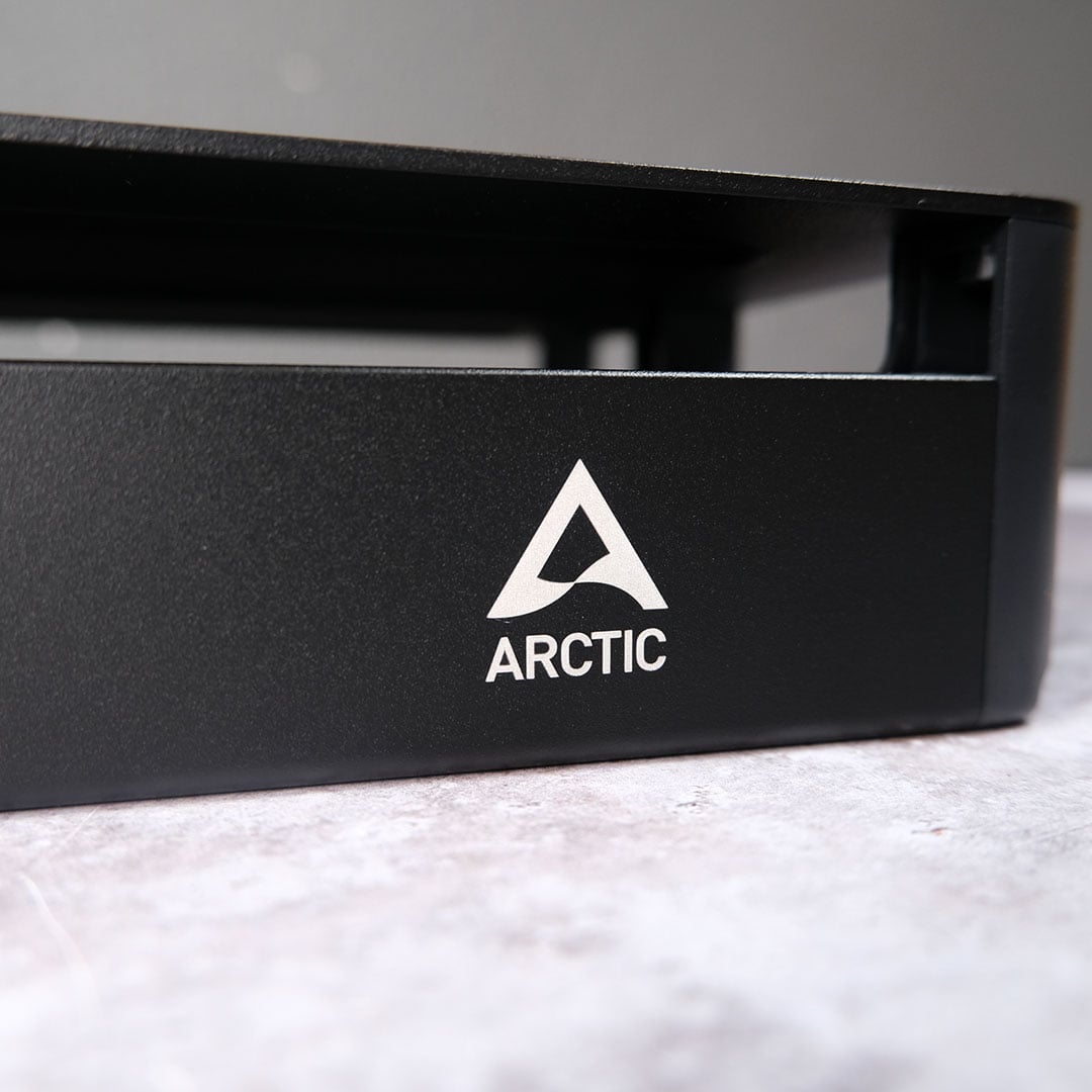 A close-up of an Arctic logo on the Senza AI 370.