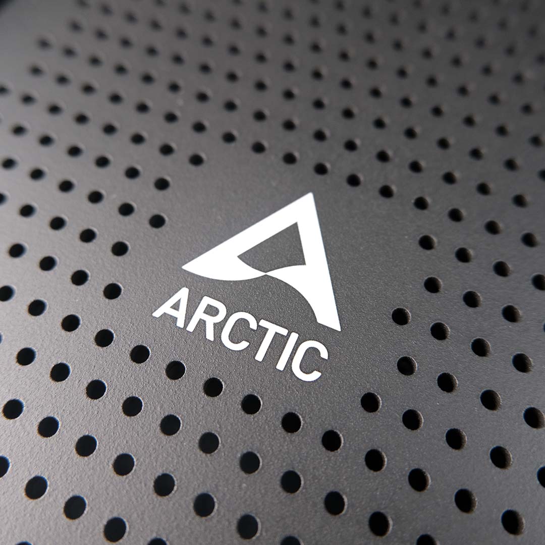 A close-up of an Arctic logo on the Senza AI 370.