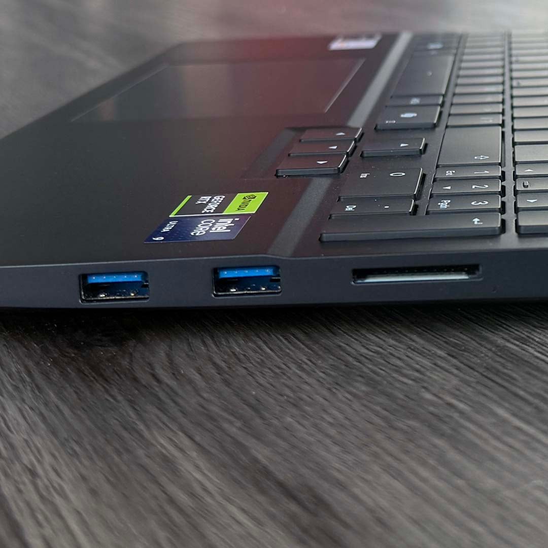 PCSpecialist Ionico 16 D right ports closeup
