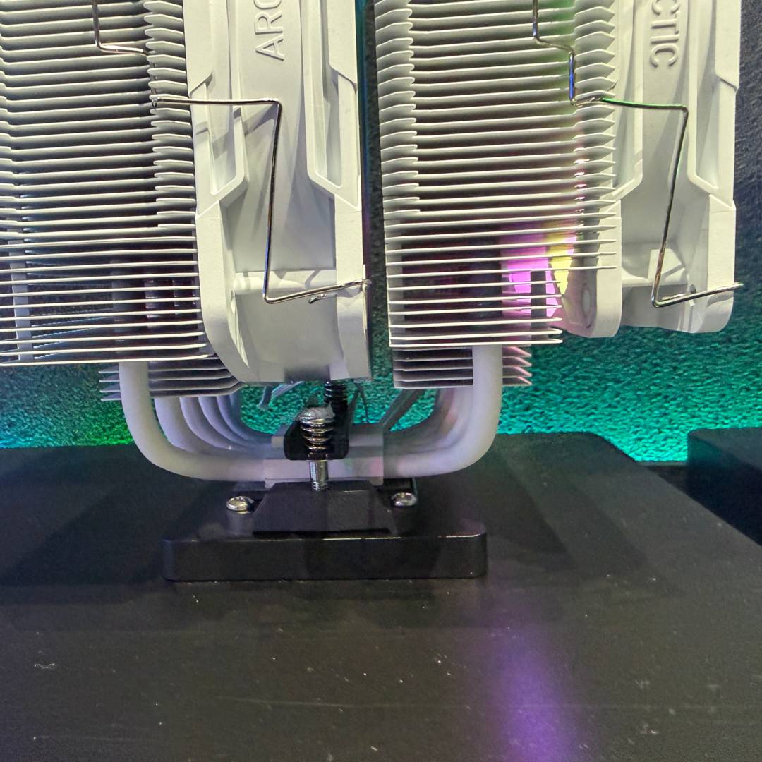 Arctic Freezer 61 - white heat pipes.