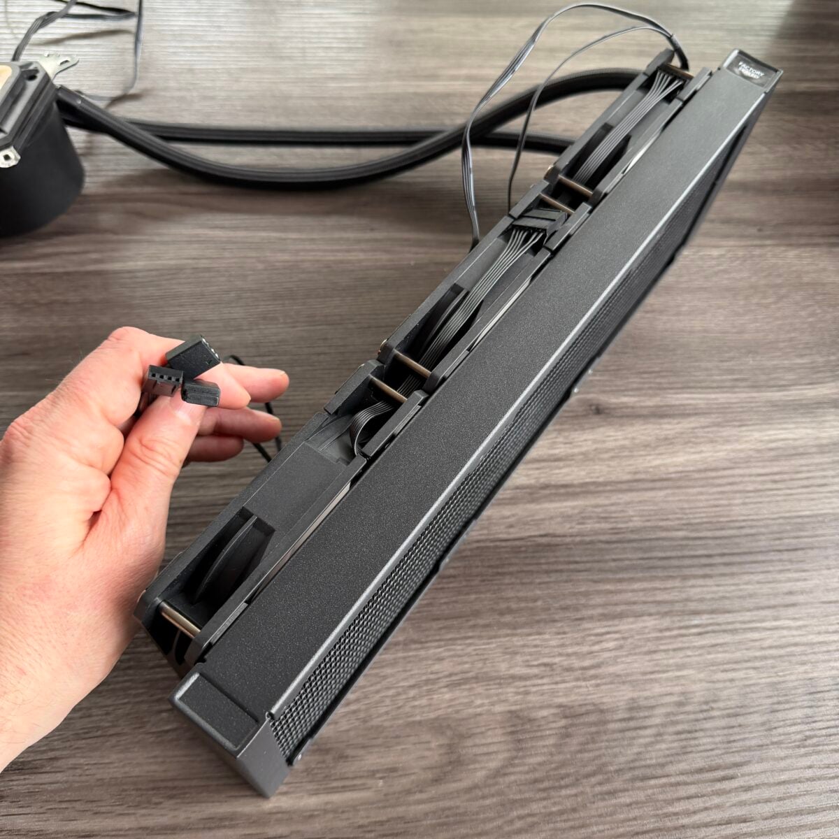 MSI MPG CoreLiquid P22 360 radiator and fan cables